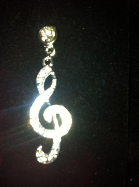 Brinco Clave de Sol pingente